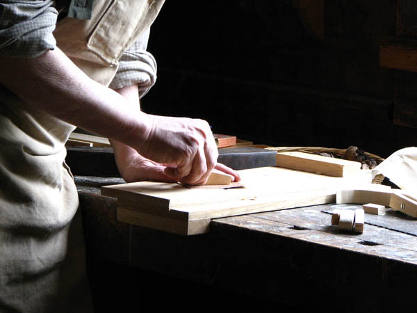 Nuestro equipo de profesionales cuenta  con muchos años de contrastada <strong>experiencia</strong> en el sector de la <strong>carpintería de madera en Casares</strong>.